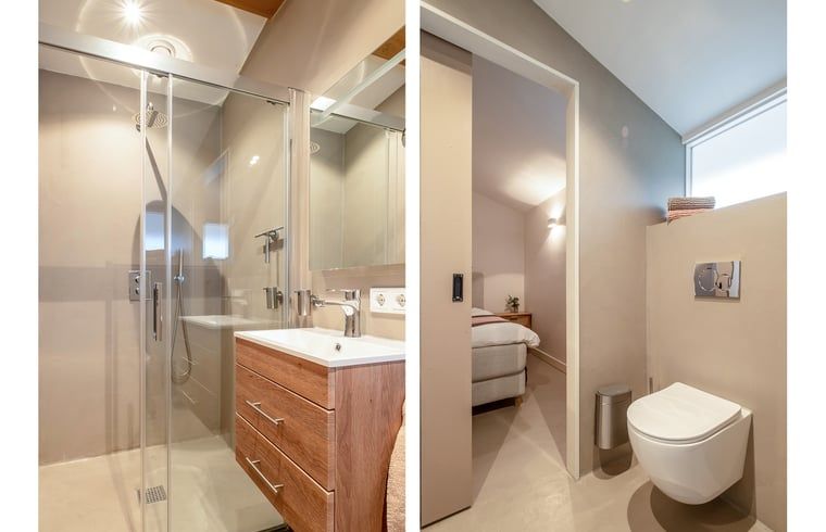 Slaapkamer in Vakantiehuis in Usselo, Twente, met schuifdeur naar de woonkamer voor extra privacy.