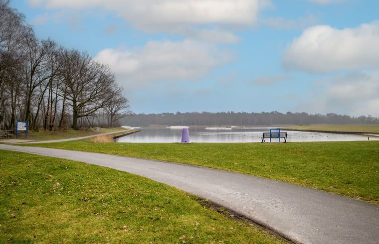Stijlvolle badkamer in Vakantiehuis in Usselo, Twente, met luxe douche en moderne voorzieningen.