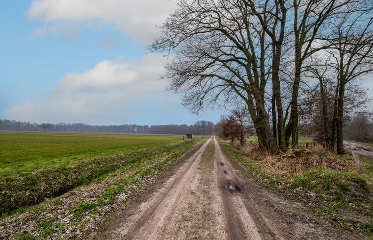 Badkamer in Vakantiehuis in Usselo, Twente, met stijlvolle inrichting en toegang tot de slaapkamer.