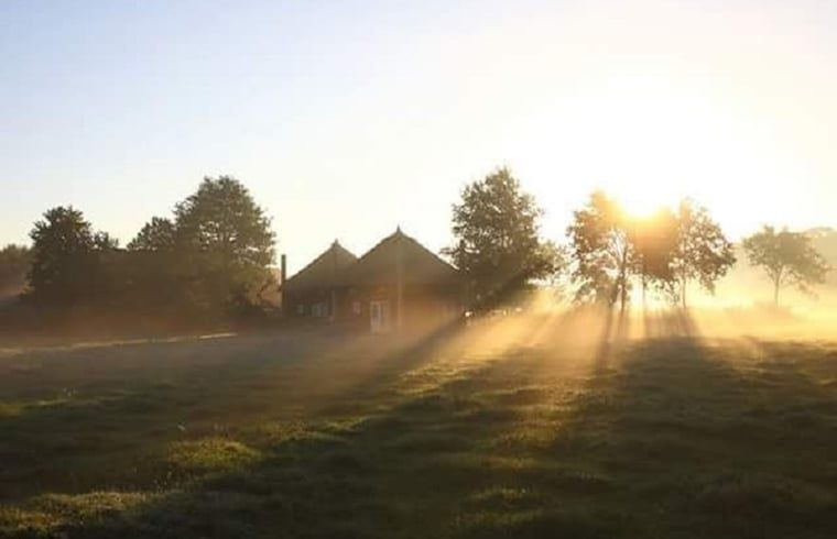 Sonnenaufgang im Ferienhaus in Enter, Twente, Overijssel, umgeben von nebliger Natur und heiterer Stille.
