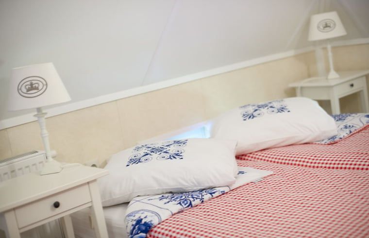 Komfortables Bett im Ferienhaus in Enter, Twente, Overijssel, mit erholsamer Schlafzimmereinrichtung.