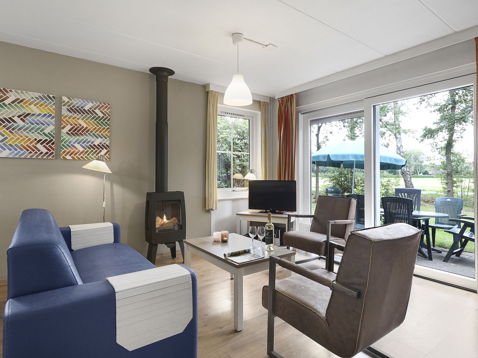 Gemuetliches Wohnzimmer mit Kamin in Landgoed De Elsgraven Bungalow 6B, Enter, Twente.