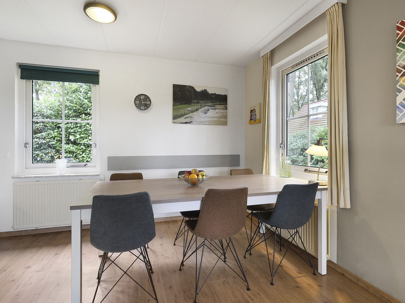 Esszimmer mit Aussicht in Landgoed De Elsgraven 6-Personen-Bungalow 6B, Enter, Overijssel.