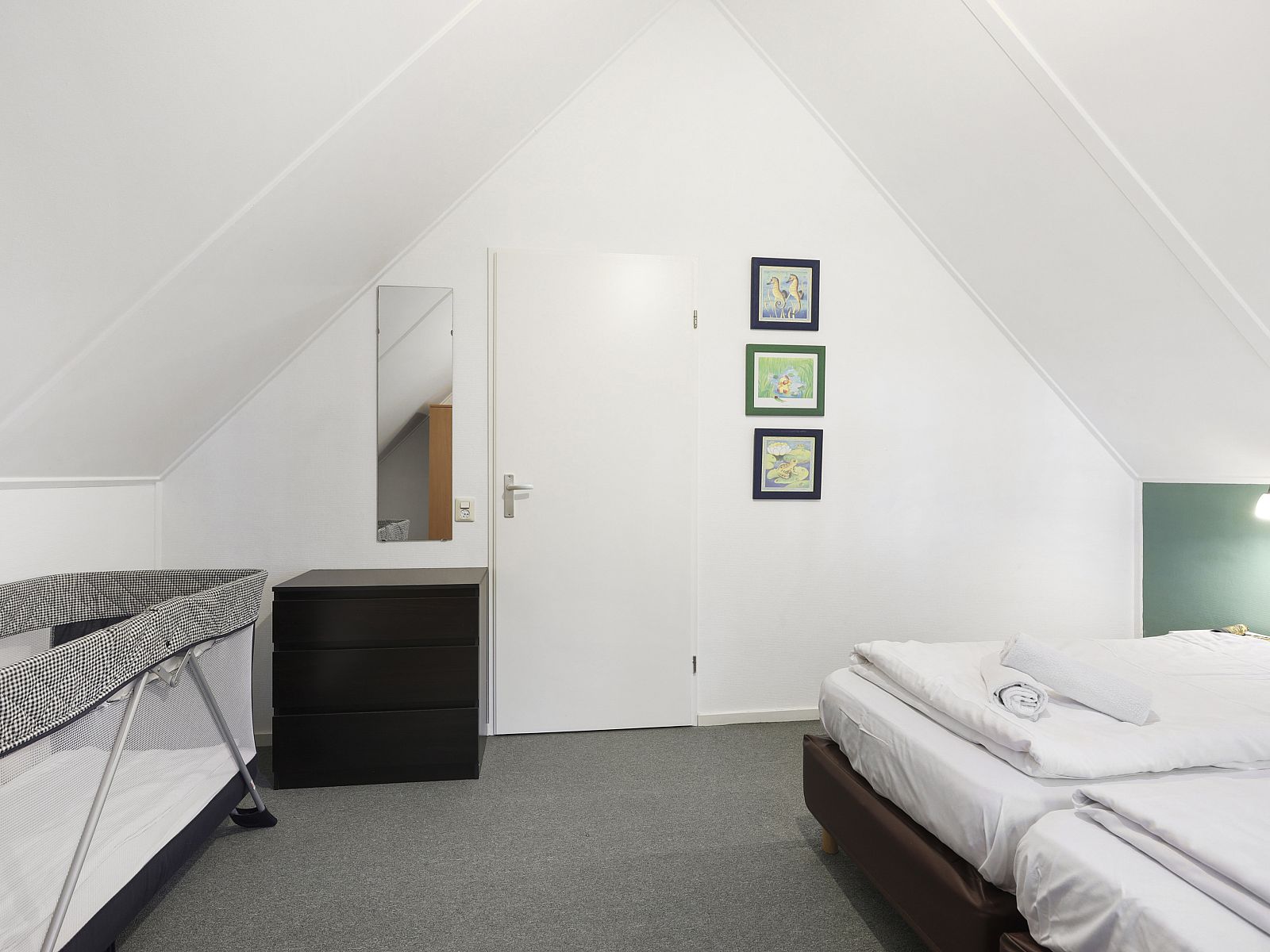 Schlafzimmer mit Kinderbett in Landgoed De Elsgraven 6-Personen-Bungalow 6B, Enter, Twente.