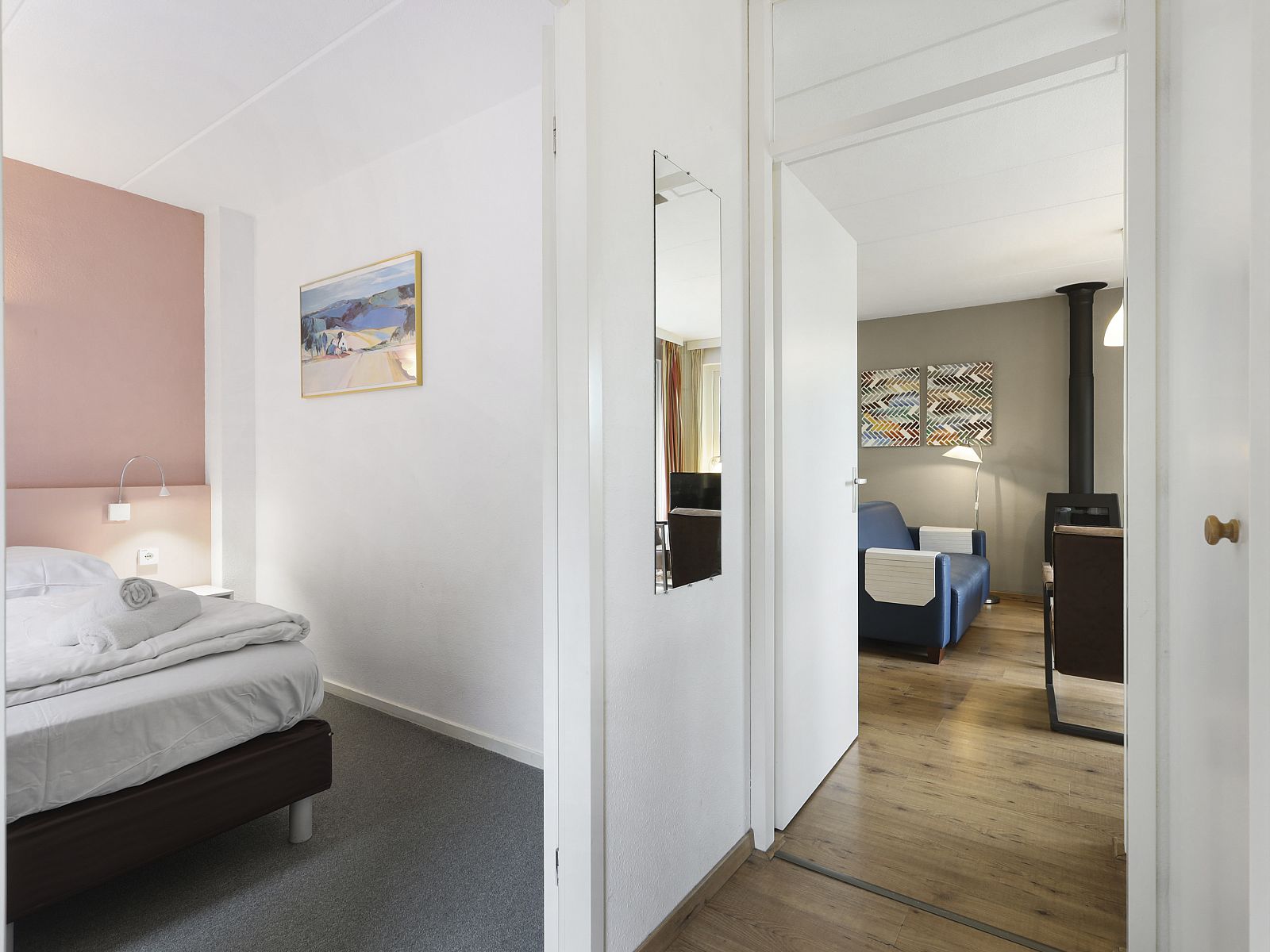 Flur mit Zugang zu den Zimmern im Landgoed De Elsgraven Bungalow 6B, Enter, Overijssel.