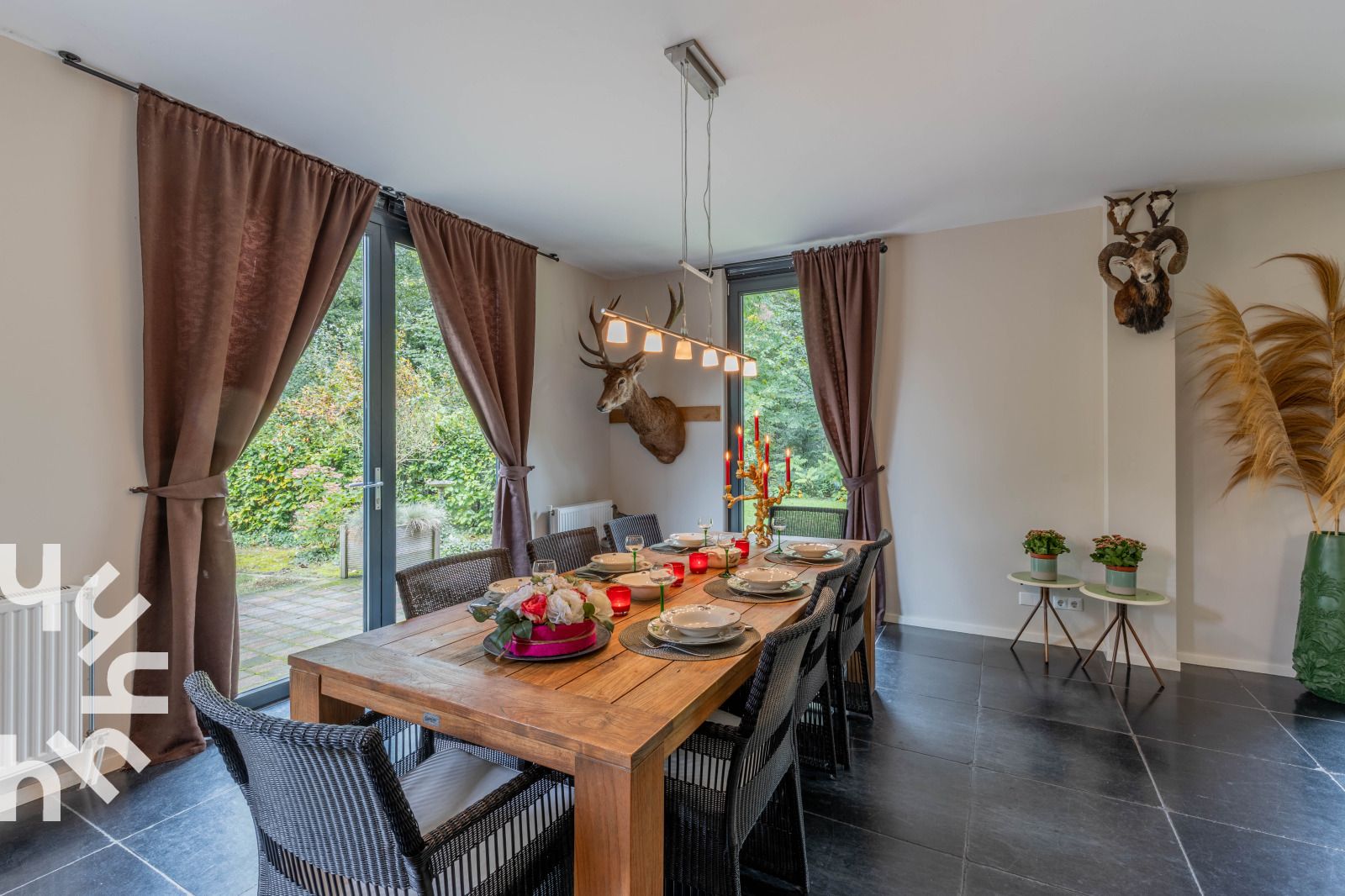 Shady driveway to vacation home OV659, Enter, Twente surrounded by trees.