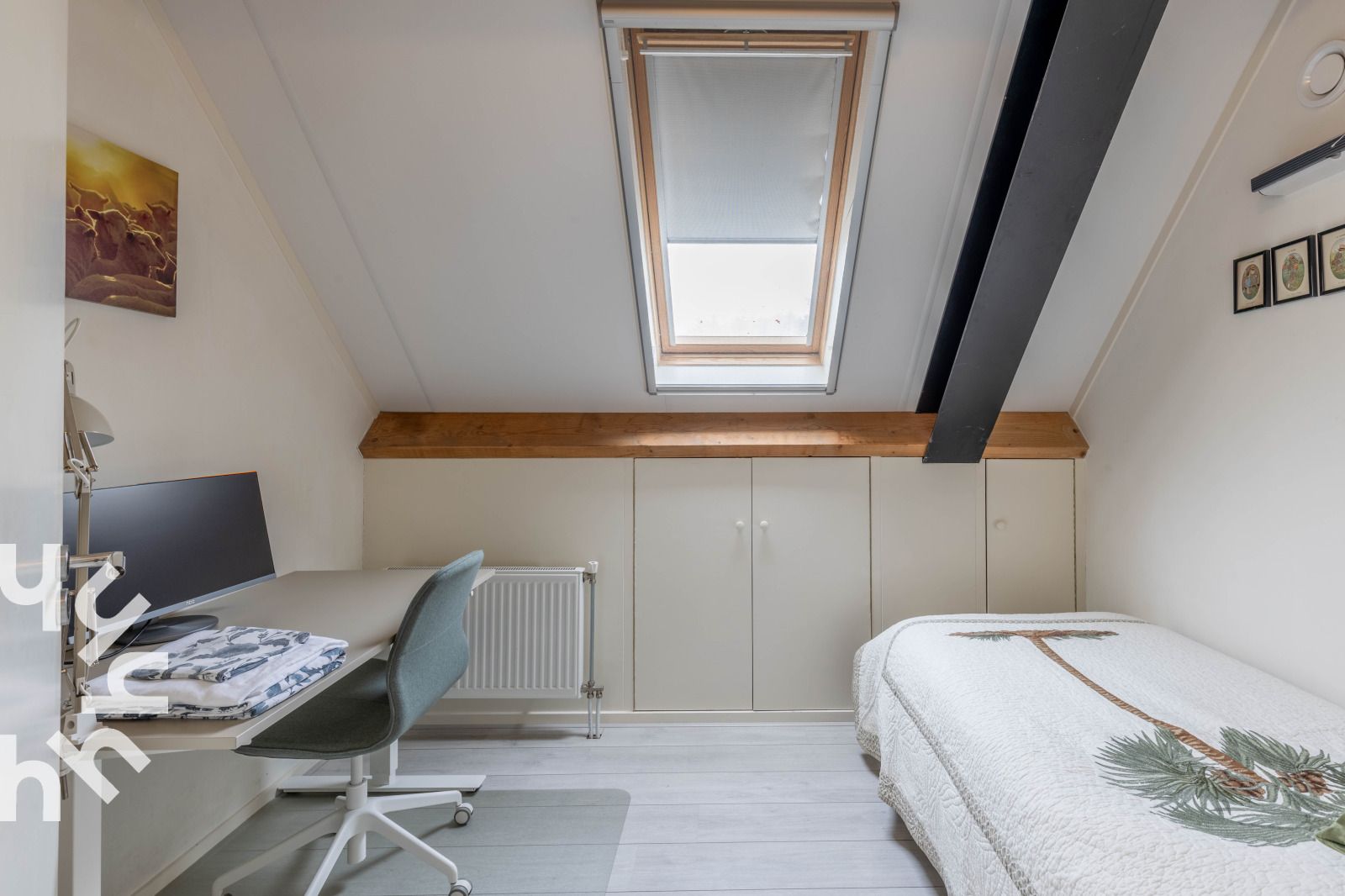 Modern bathroom in vacation home OV659, Enter, Twente with bathtub and skylight.