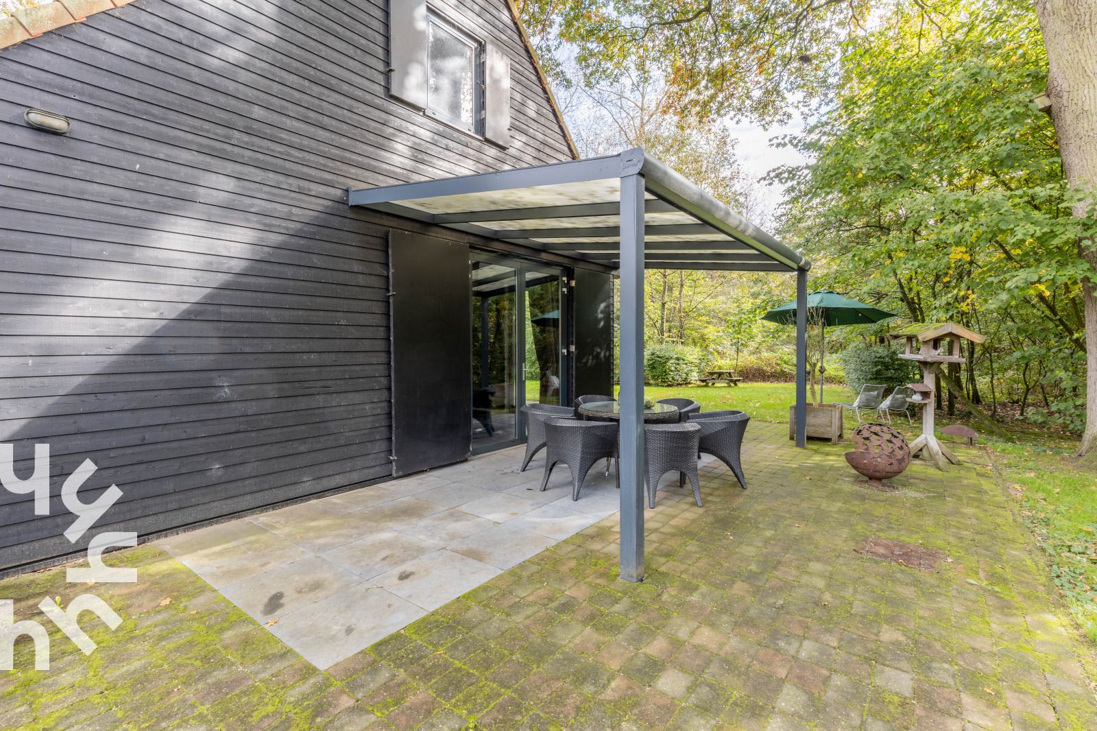 Outbuilding of vacation home OV659 in Enter, Twente surrounded by greenery.