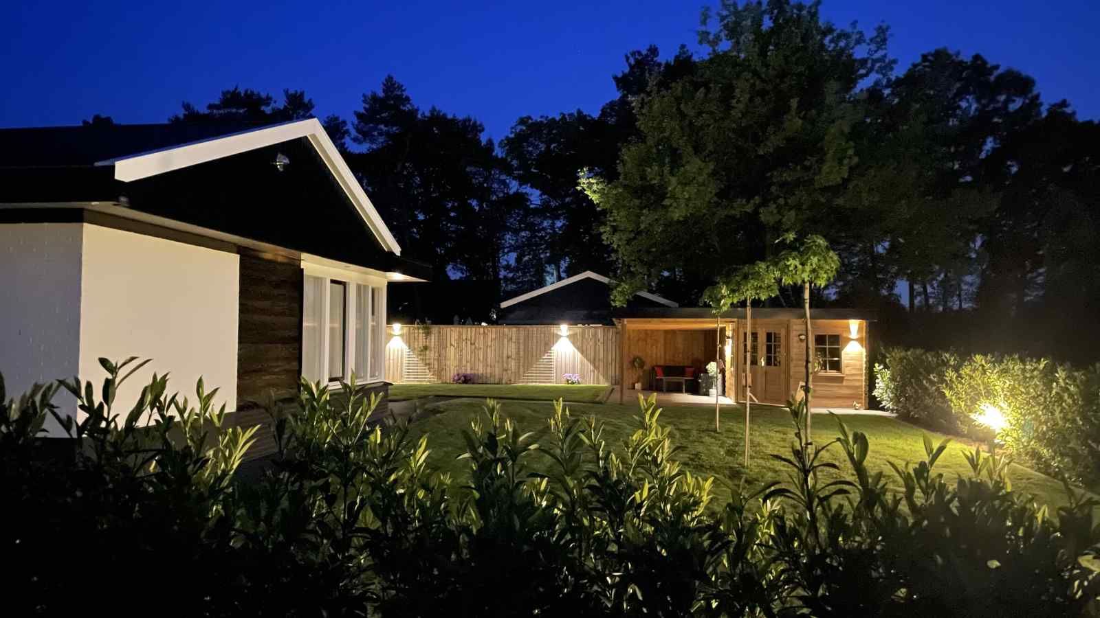 Abends beleuchteter Garten des Ferienhauses DG630 in Denekamp, Twente, Overijssel.
