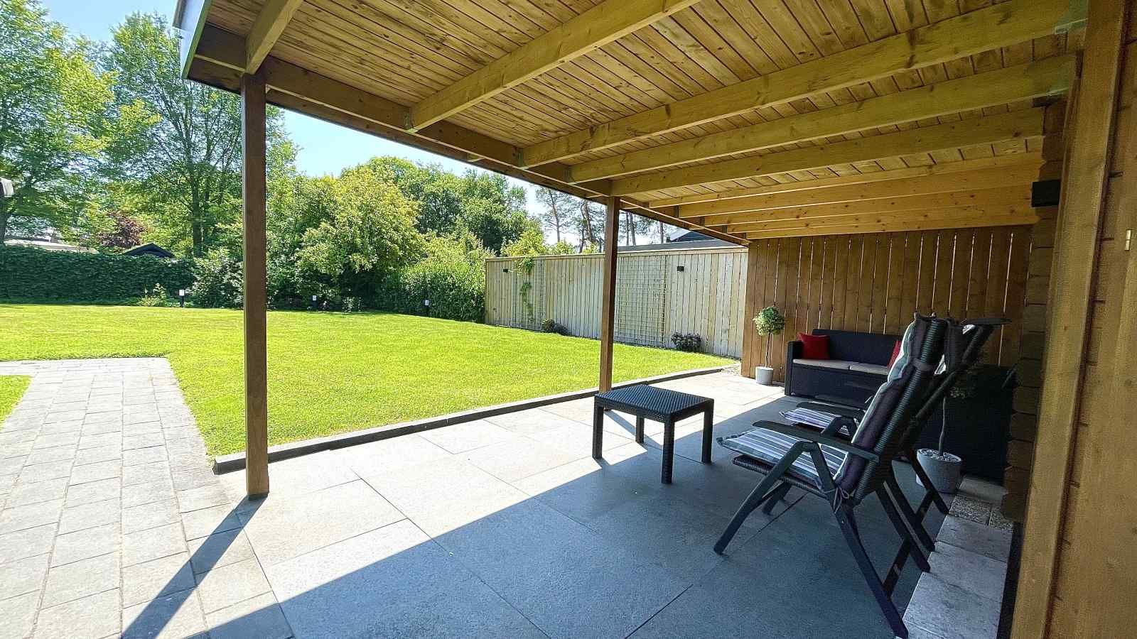 Ueberdachte Veranda im Ferienhaus DG630 in Denekamp, Twente, mit Blick auf den Garten.