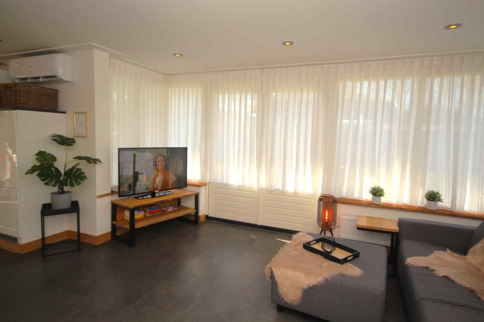 Helles, modern eingerichtetes Wohnzimmer im Ferienhaus DG630 in Denekamp, Twente.