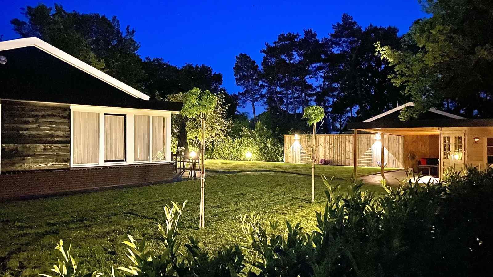 Abendbeleuchtung im Garten des Ferienhauses DG630 in Denekamp, Twente.
