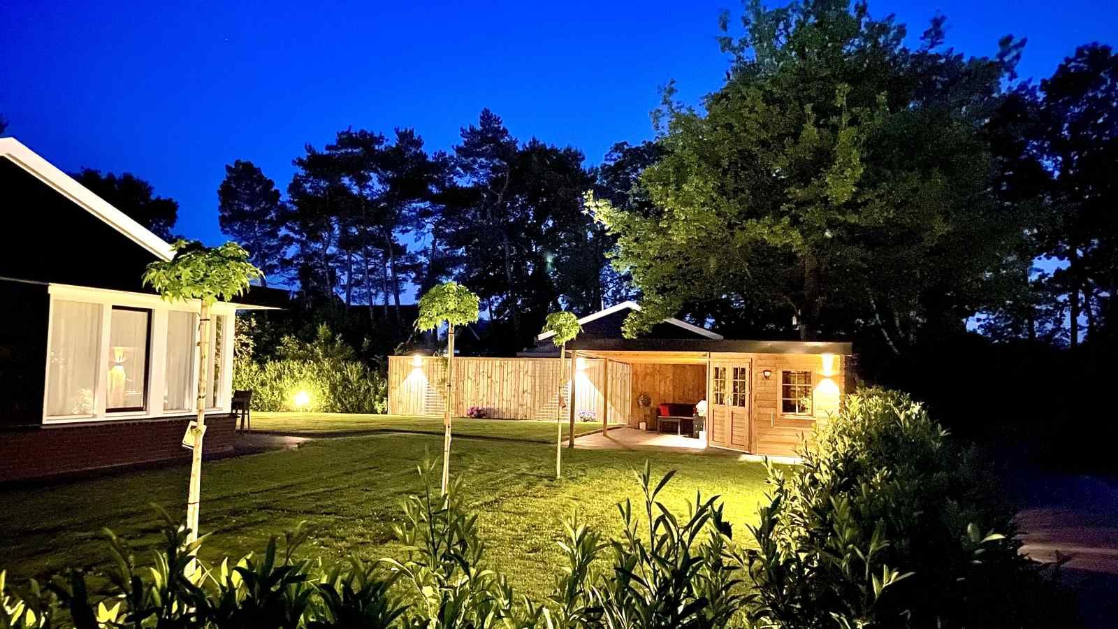 Eingeschlossener Eingang zum Ferienhaus DG630 in Denekamp, Twente, umgeben von viel Gruen.