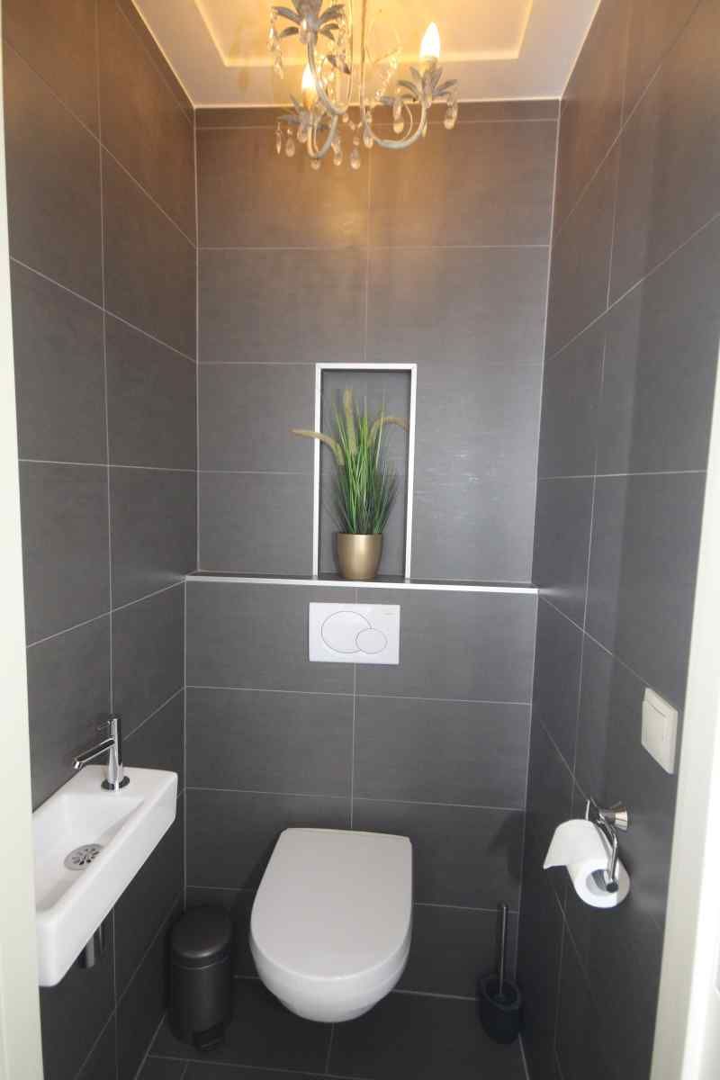 Modernes Badezimmer mit Doppelwaschbecken im Ferienhaus DG630 in Denekamp, Twente.