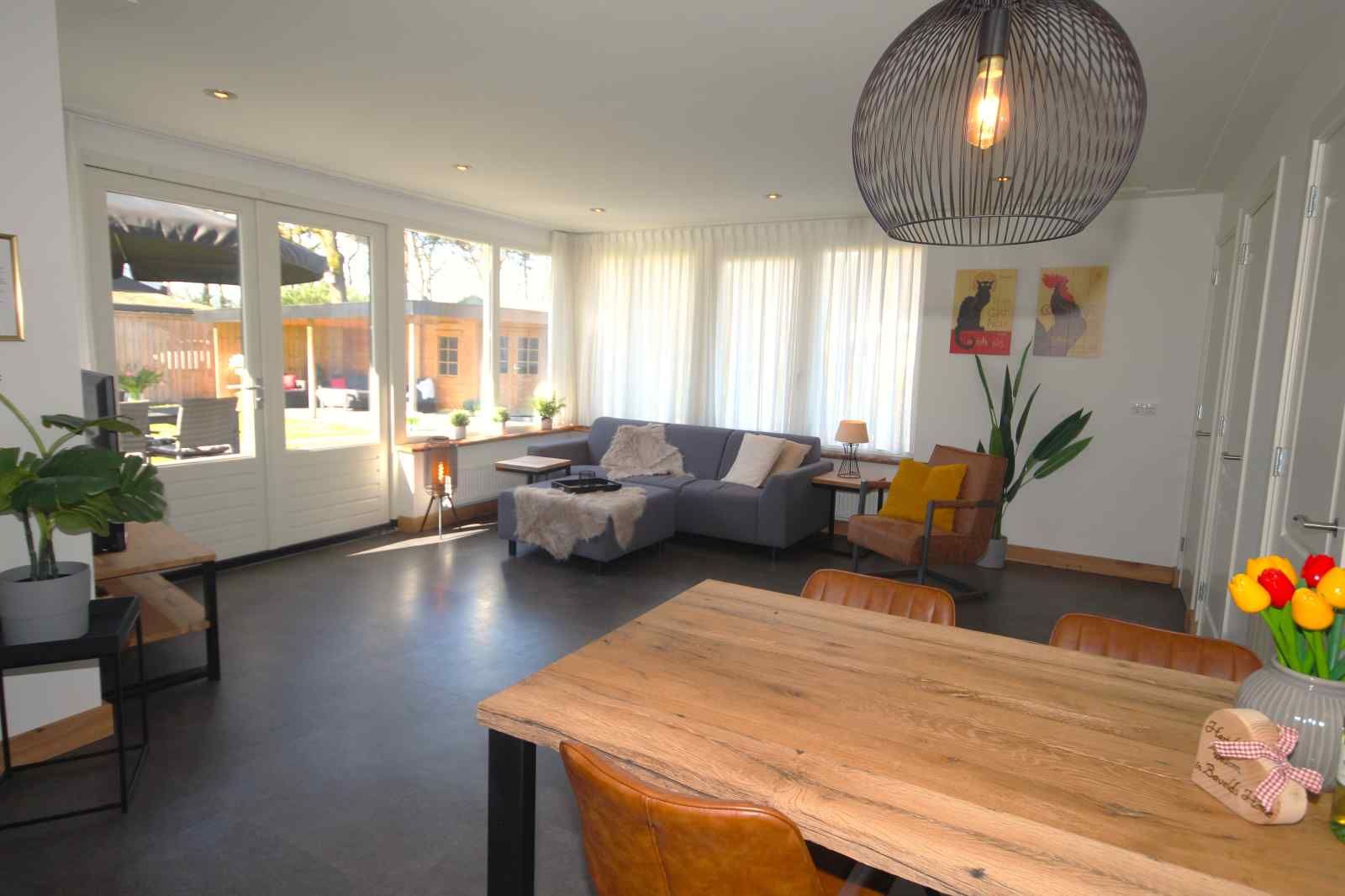 Historisches Gebaeude am Wasser in der Naehe des Ferienhauses DG630 in Denekamp, Twente.