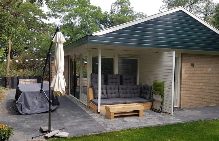 Veranda von Cottage in Denekamp, Ferienhaus in Twente, Overijssel, umgeben von viel Gruen und Ruhe.