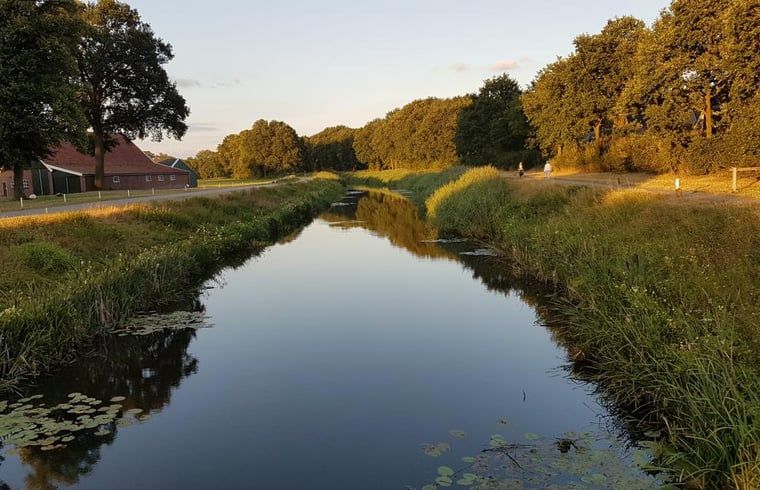 Schoener Blick auf die Natur im Cottage in Denekamp, Ferienhaus in Twente, Overijssel an einem ruhigen Wasserweg.