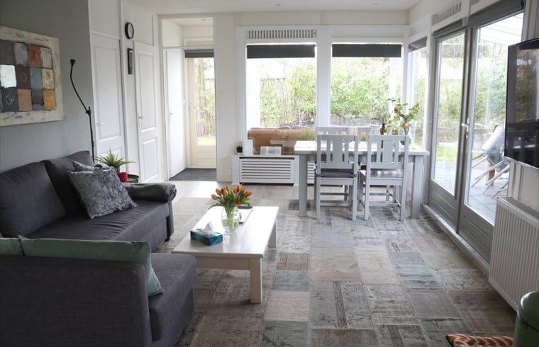 Geraeumiger Wohnraum in Cottage in Denekamp, Ferienhaus in Twente, Overijssel mit viel natuerlichem Licht.