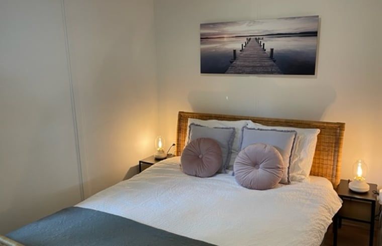 Attraktives zweites Schlafzimmer in einem Ferienhaus in Denekamp, Twente, Overijssel mit sanften Toenen.