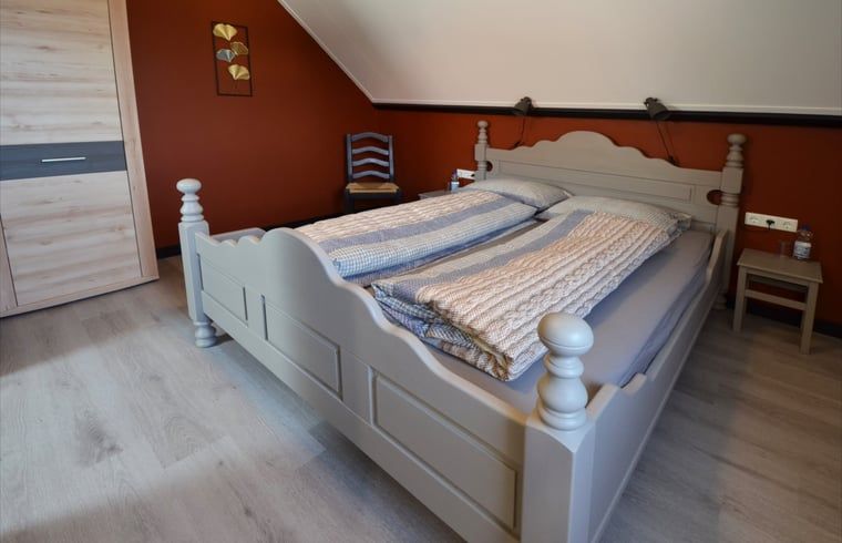 Vakantiehuis in Denekamp, moderne badkamer met wastafel in de vakantiewoning in Twente, Overijssel.