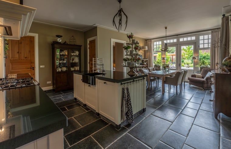 Geraeumige Kueche und Esszimmer in Cottage in Denekamp, Ferienhaus in Twente, Overijssel mit viel Licht.