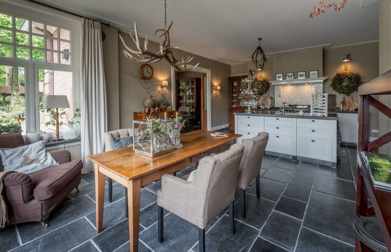 Gemuetliche Essecke im Ferienhaus in Denekamp, ideal fuer Familienessen in Twente, Overijssel.