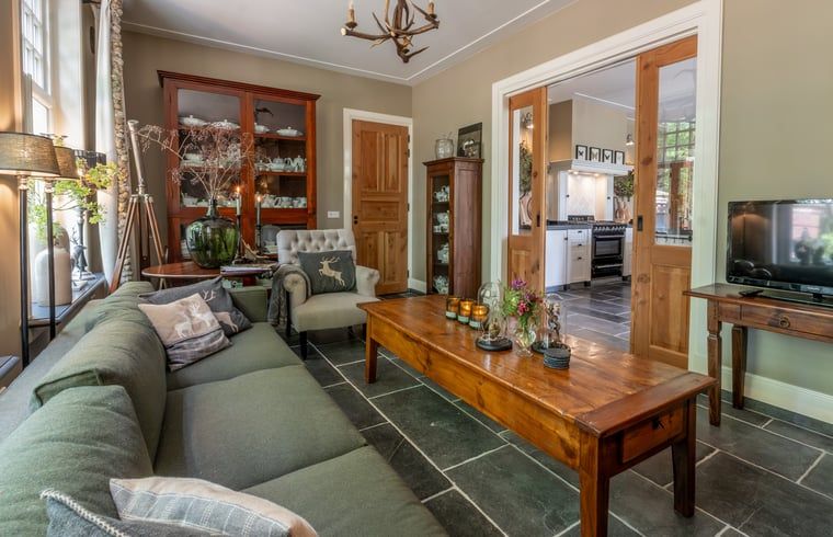 Komfortable Sitzecke im Ferienhaus in Denekamp, ideal fuer Entspannung in Twente, Overijssel.