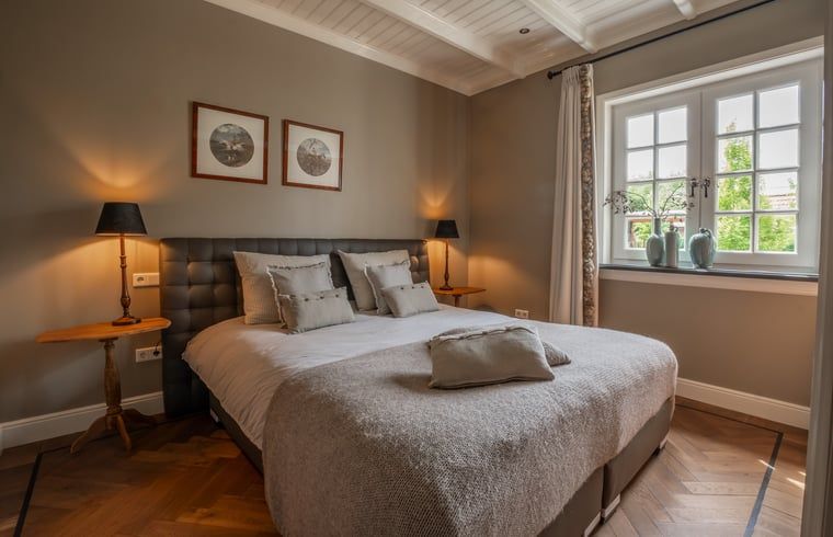 Luxurioeses Schlafzimmer in einem Ferienhaus in Denekamp, entspannende Atmosphaere in Twente, Overijssel.