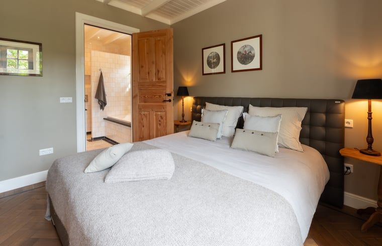 Elegantes Schlafzimmer mit eigenem Bad im Ferienhaus in Denekamp, Twente, Overijssel.