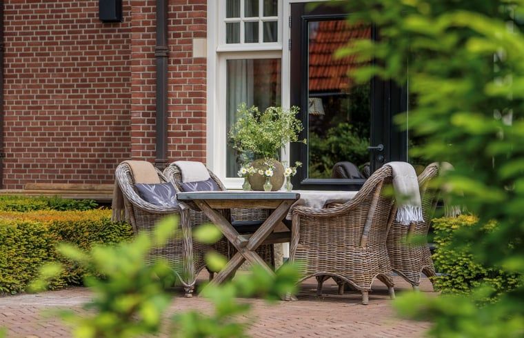 Gemuetlicher Aussenbereich im Ferienhaus in Denekamp, umgeben von viel Gruen in Twente, Overijssel.