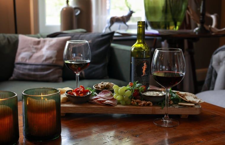 Gemuetliche Getraenketafel im Wohnzimmer von Huisje in Denekamp Ferienhaus, Twente, Overijssel.