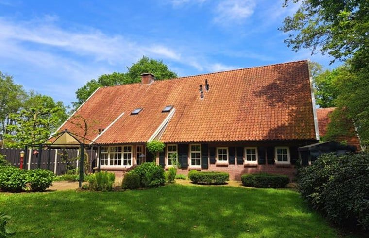Cottage in Denekamp, cottage with traditional facade in Twente, Overijssel, surrounded by greenery.