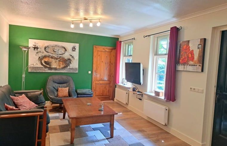 Cozy living room in Cottage in Denekamp, vacation home in Twente, Overijssel, with comfortable seating area.