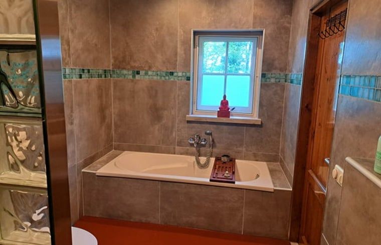 Luxury bath in Cottage in Denekamp, vacation home in Twente, Overijssel, with serene atmosphere and window view.