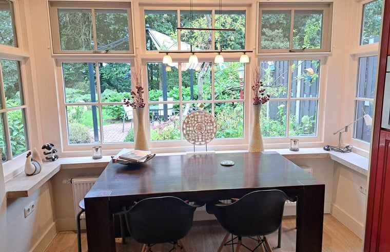 Dining area in Cottage in Denekamp, vacation home in Twente, Overijssel, overlooking the green garden.