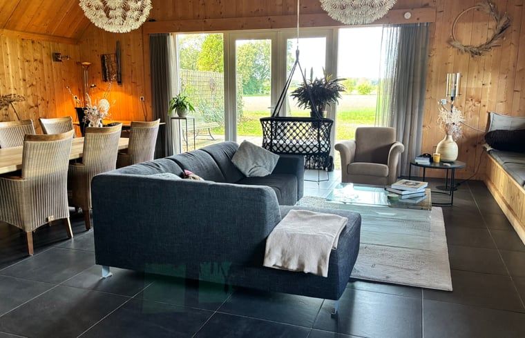 Cozy living room in vacation home in Denekamp, Twente, overlooking the garden. Comfortable vacation home in Overijssel.