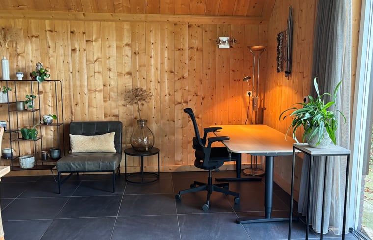 Work corner in vacation home in Denekamp, Twente, with wooden walls. Ideal vacation home for work and relaxation in Overijssel.