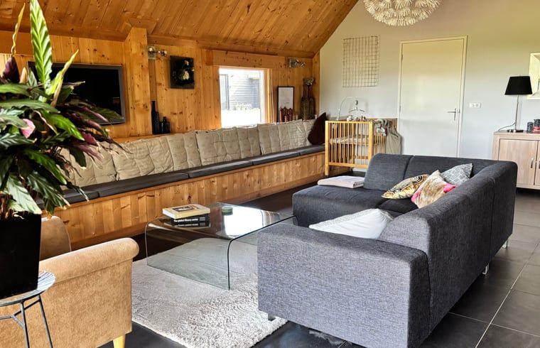 Spacious living room in cottage in Denekamp, Twente, with cozy furnishings. Comfortable stay in Overijssel.