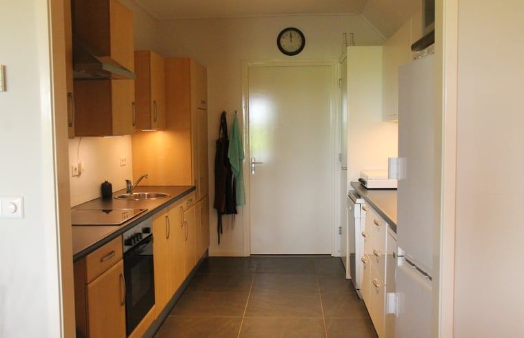 Modern kitchen in vacation home in Denekamp, Twente, with wooden cabinets. Fully equipped vacation home in Overijssel.
