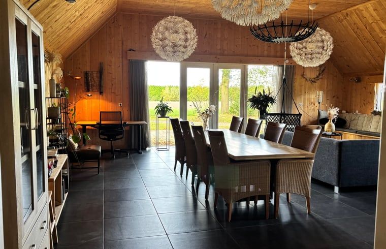 Spacious dining room in cottage in Denekamp, Twente, overlooking the garden. Perfect vacation home for groups in Overijssel.