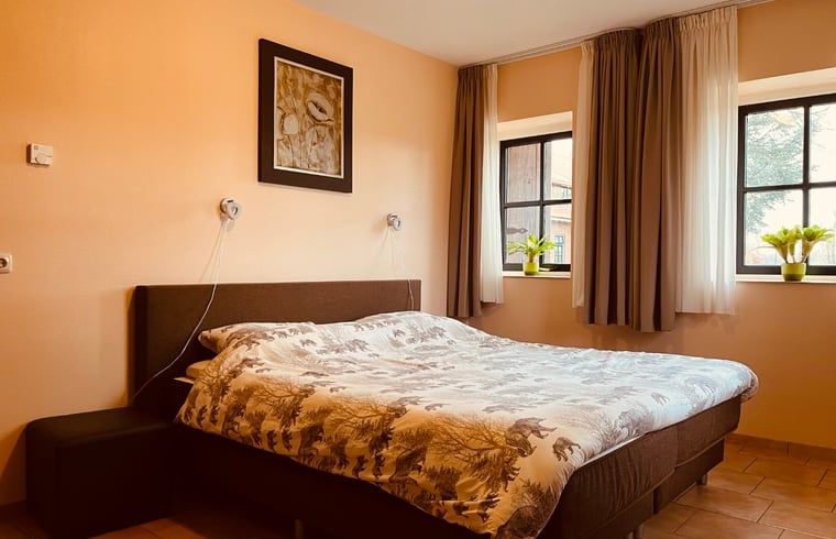 Gemuetliches Schlafzimmer im Ferienhaus in Denekamp, Twente, Overijssel, mit bequemem Doppelbett und natuerlichem Lichteinfall.