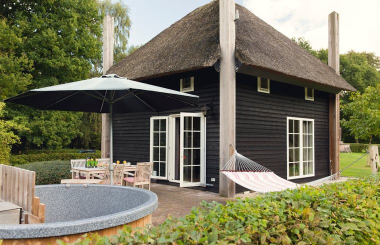 Geniet van de rust op de veranda van Huisje in Notter, vakantiehuis in Twente, Overijssel.