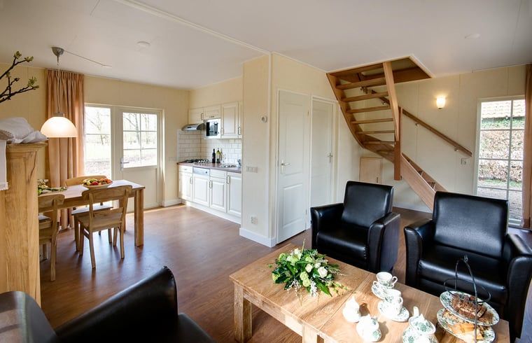 Gezellige binnenruimte van Huisje in Notter, vakantiehuis met moderne keuken in Twente, Overijssel.