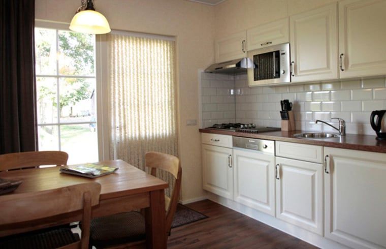 Knusse keuken in Huisje in Notter, vakantiehuis met eetruimte in Twente, Overijssel.