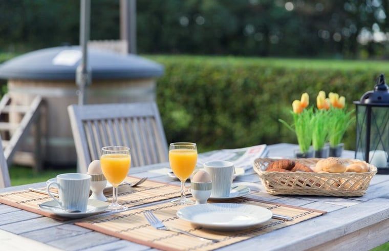 Ontbijt op het terras van Huisje in Notter, vakantiehuis in het serene Twente, Overijssel.