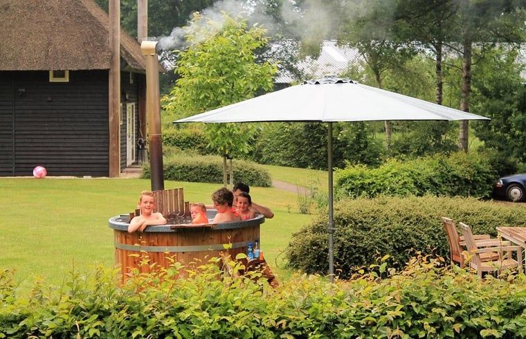 Gezellig samenzijn in de hottub bij Huisje in Notter, vakantiehuis in Twente, Overijssel.