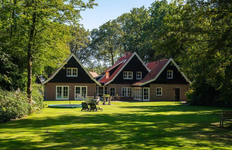 Huisje in Losser, een charmant vakantiehuis in Twente, Overijssel, omgeven door groene natuur en een ruime tuin voor ontspanning.