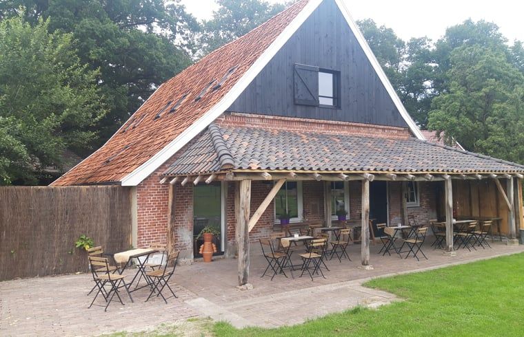 Cottage in Losser, ein charmantes Ferienhaus in Twente, Overijssel, mit einer einladenden Terrasse und gruener Umgebung.