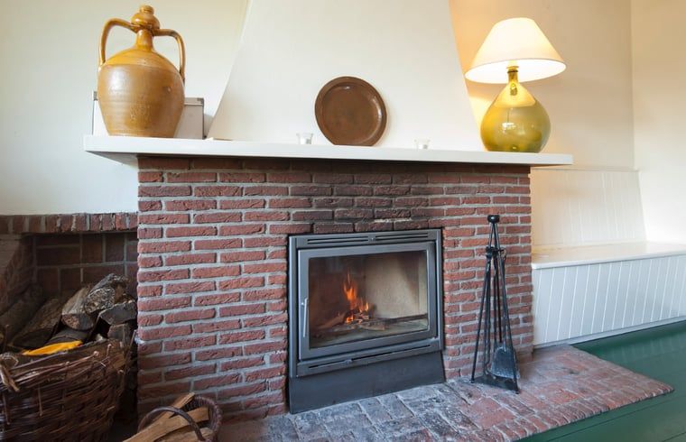 Sfeervolle open haard in vakantiehuis Huisje in Tubbergen, gelegen in Twente, Overijssel.