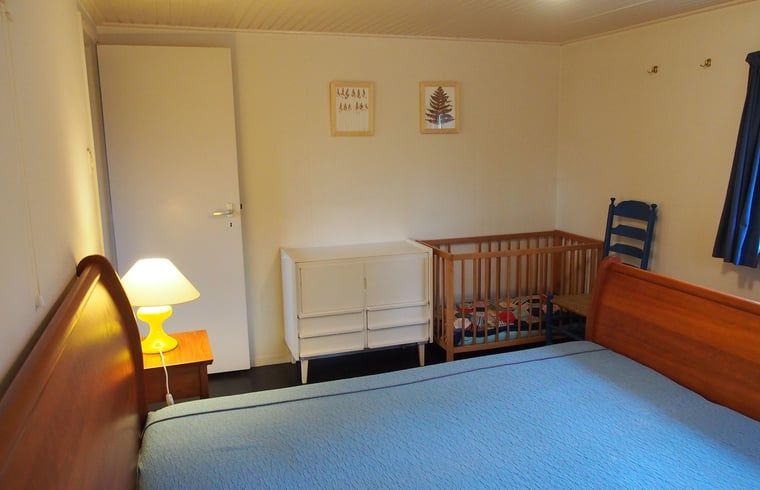 Gezinsvriendelijke slaapkamer met ledikant in Huisje in Tubbergen, vakantiehuis in Twente, Overijssel.